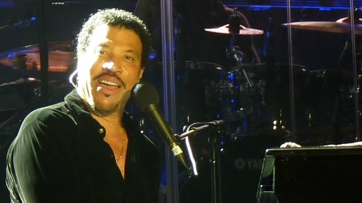 Lionel Ritchie dancing on top of the world - Starts at 60