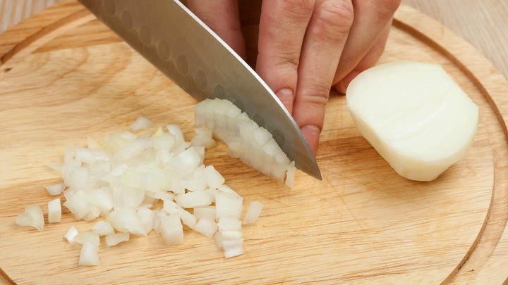 This Tip Will Show You How To Cut An Onion Without Crying Ever Again ...