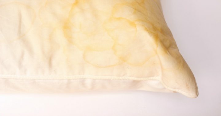 the-clever-trick-to-get-those-yellow-stains-out-of-your-pillows