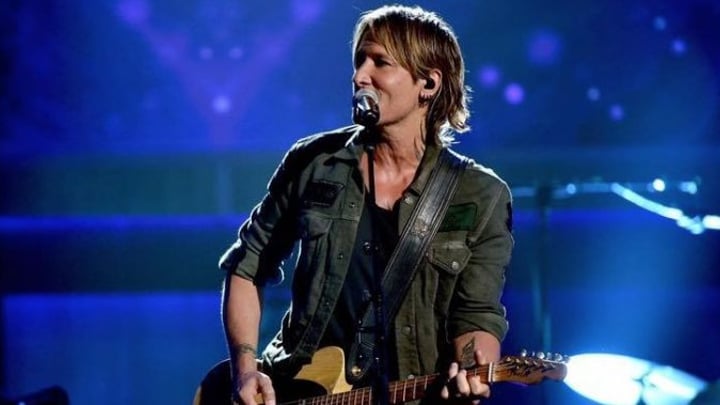 Keith Urban shows off insane skills in impromptu jam session - Starts at 60