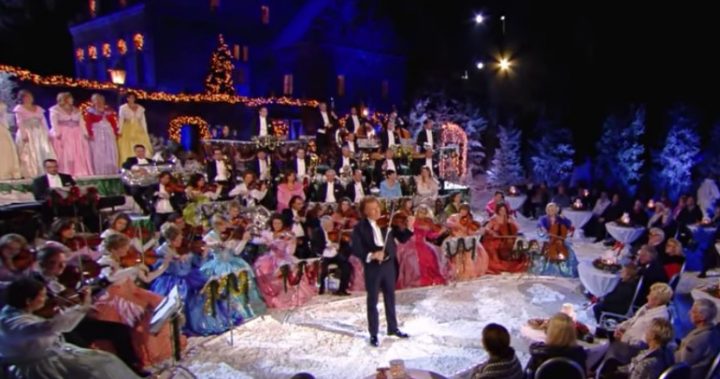 Andre Rieu’s breathtaking rendition of White Christmas - Starts at 60