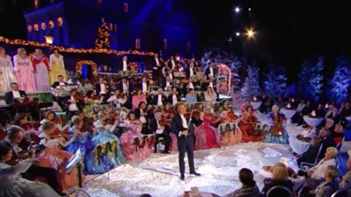 Andre Rieu’s breathtaking rendition of White Christmas - Starts at 60