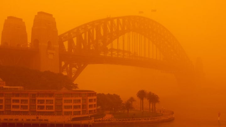 Sydney blanketed in dust as massive storm rolls in - Starts at 60