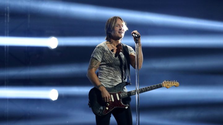 Keith Urban Gives Drought Stricken Farmer S Daughter Guitar On Stage Starts At 60