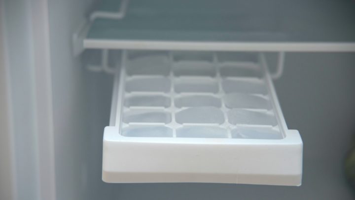 No more splashing! Here’s the correct way to fill ice cube trays ...