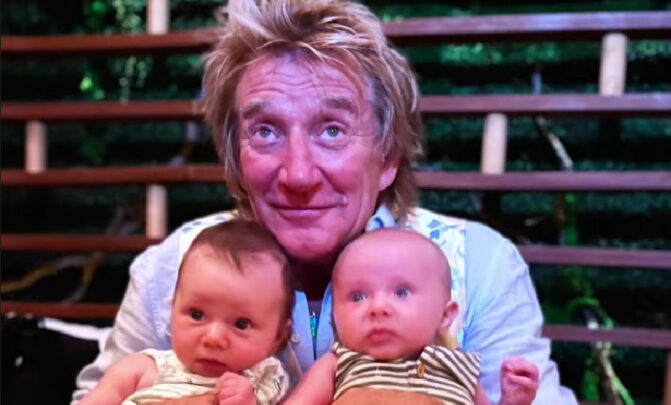 Rod Stewart shares heartwarming on stage moment with adorable grandsons - Vimarsana News