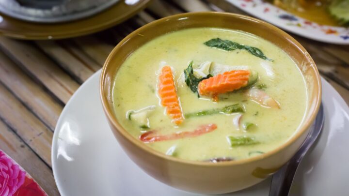 Quick and easy green chicken curry - Starts at 60